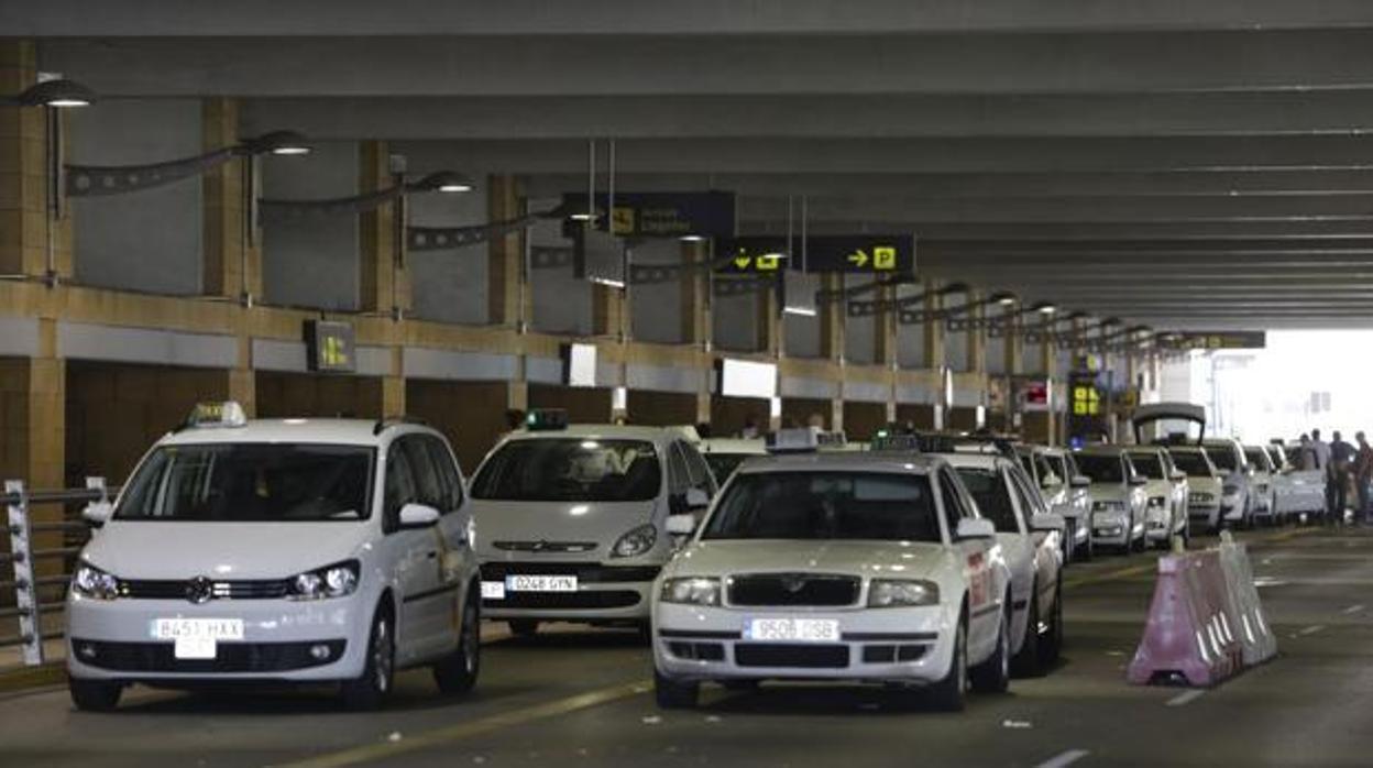 Los servicios que presta el taxi a los turistas que llegan al aeropuerto, de nuevo denunciados