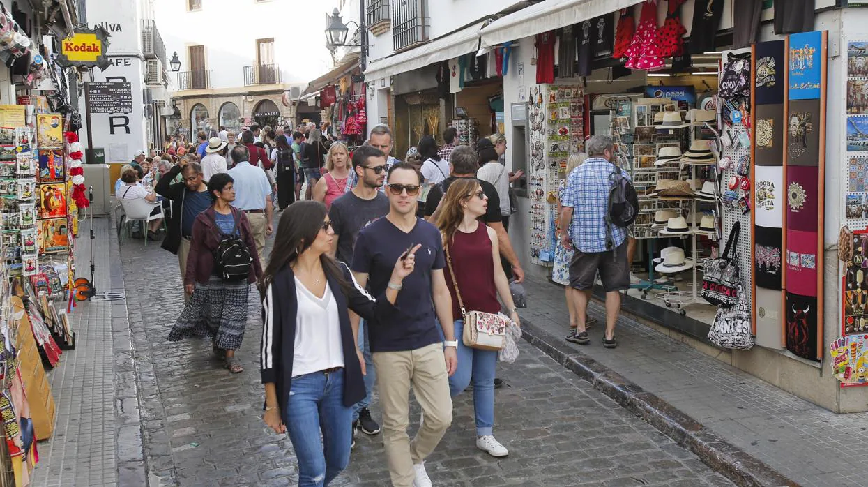 Numerosos turistas pasean por el Barrio de Santa Cruz