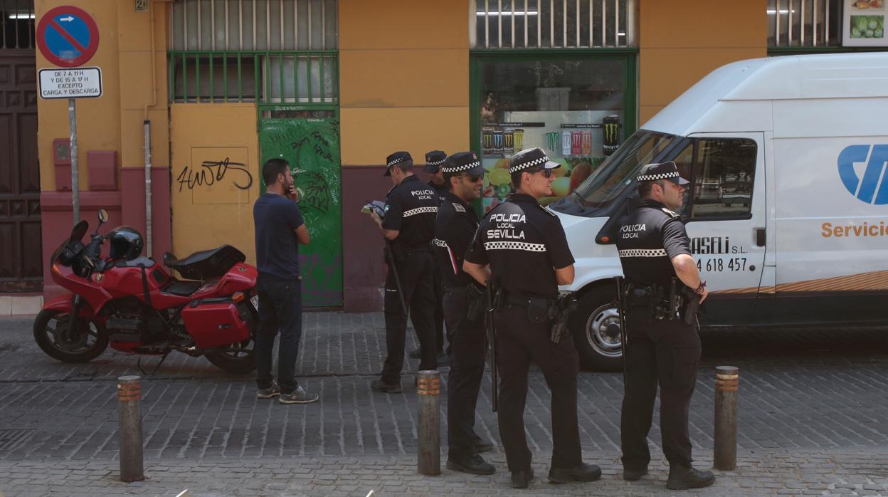Agentes de la Policía Local, en la plaza del Pumarejo