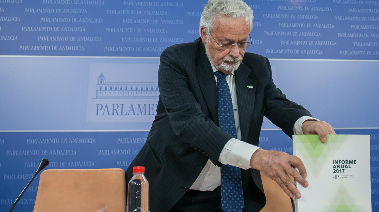 El Defensor del Pueblo andaluz le ha pedido a Espadas que retire los anuncios de alcohol de las marquesinas de Tussam