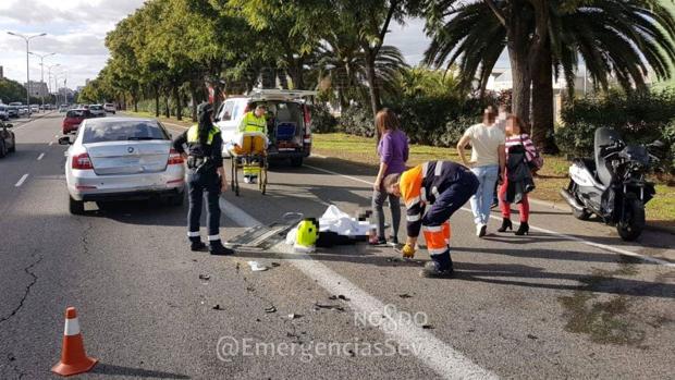 Herido un motorista tras colisionar con un turismo en la tarde de este viernes en la avenida de Andalucía