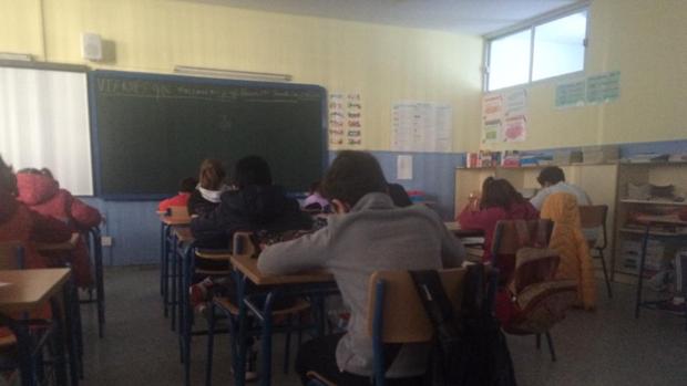 Los niños del Colegio Pedro Garfias de Sevilla, a oscuras en clase