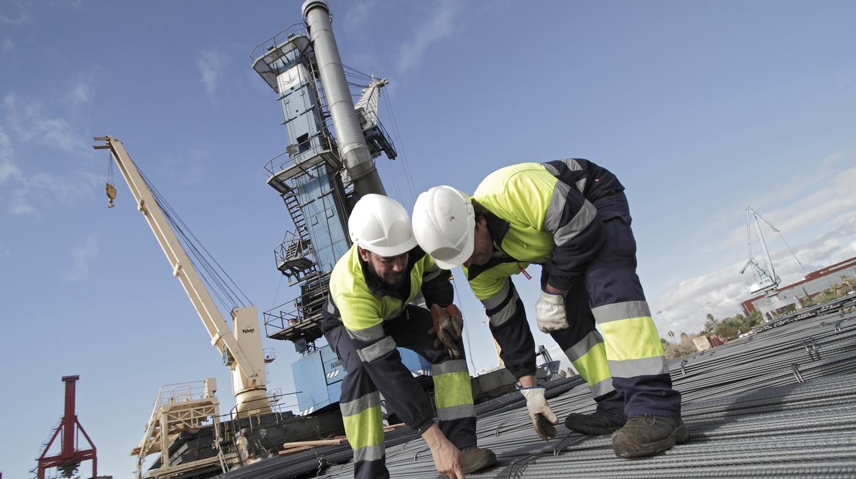 Dos trabajadores en el Puerto de Sevilla