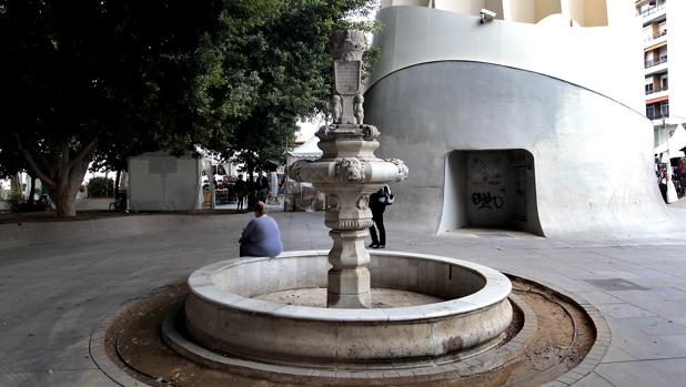 La fuente de la plaza de la Encarnación será restaurada y elevada y volverá a funcionar