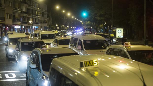 Trescientos taxis bloquean numerosas calles de Sevilla en contra de Uber y Cabify