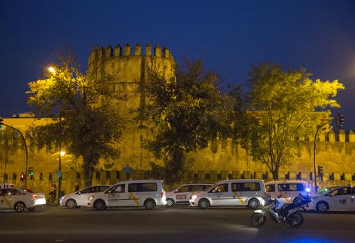 Concentración de taxistas frente al Parlamento andaluz y la Muralla de la Macarena