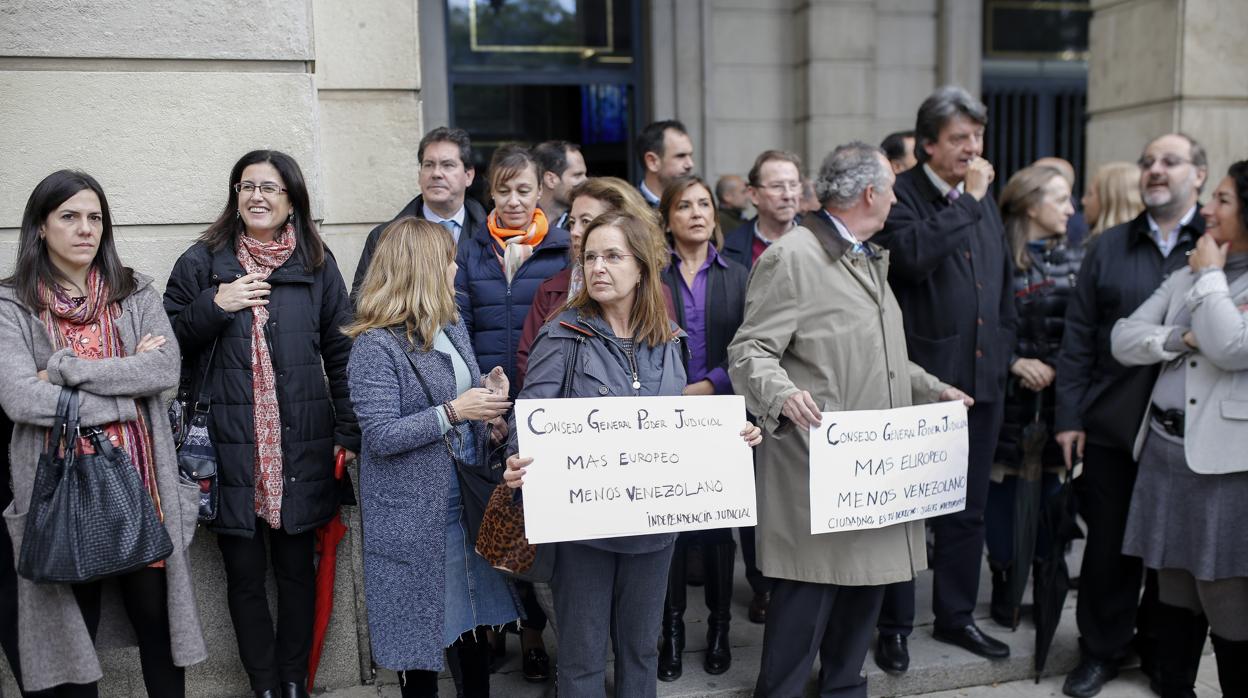 Jueces y fiscales se han concentrado en la puerta de los Juzgados de Sevilla