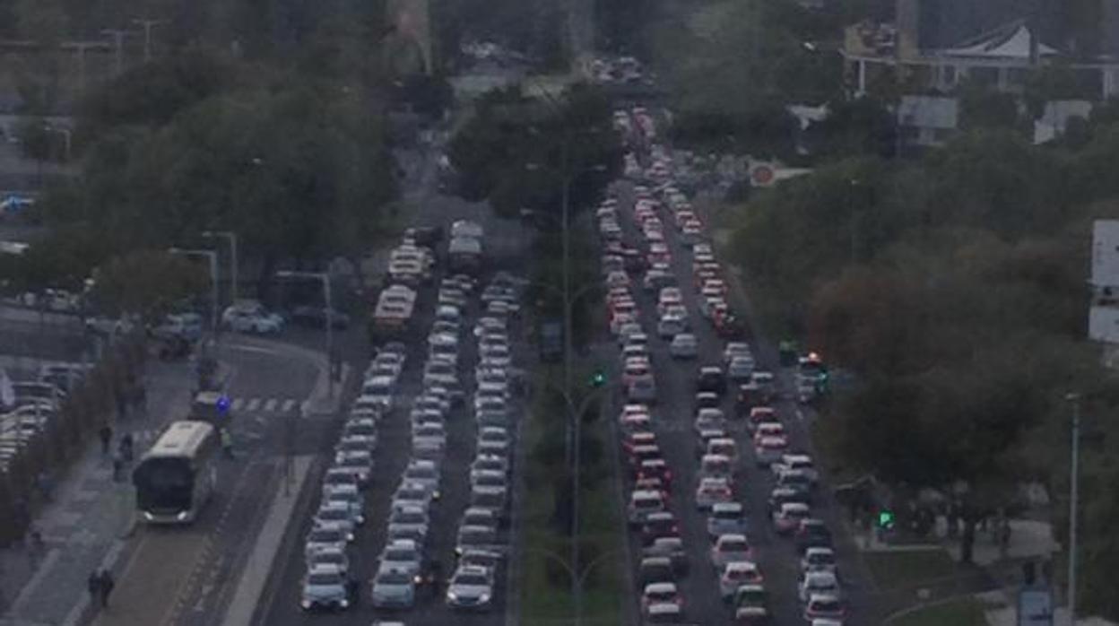 La fila de taxis consiguió paralizar el tráfico en las inmediaciones de Fibes
