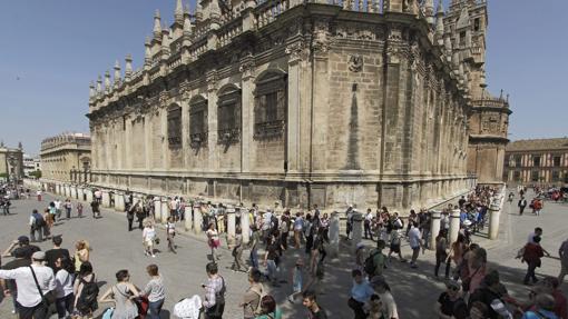 Colas de turistas para la Catedral y el Alcázar