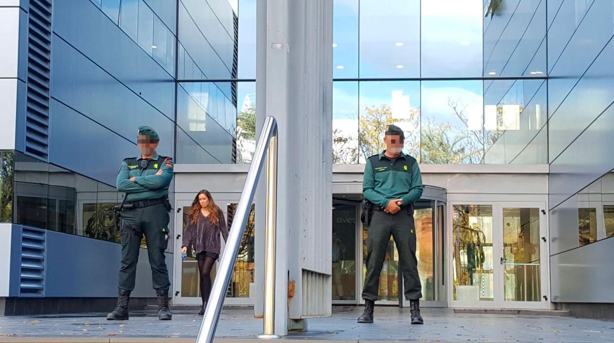 La Guardia Civil a las puertas de la empresa registrada en Sevilla