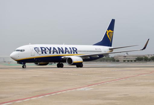 Un avión de Ryanair en el aeropuerto de San Pablo