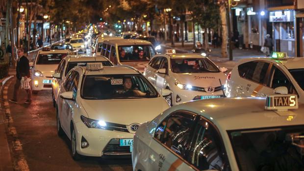 El alcalde de Sevilla le pide a la subdelegación que no autorice más «caracoladas» de los taxistas