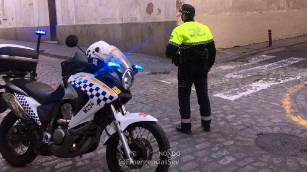 Arriesgada persecución de la Policía a un joven motorista por las calles de Nervión, en Sevilla