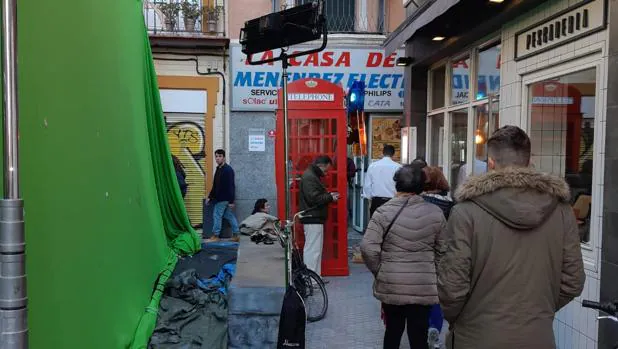 Convierten las calles de Sevilla en Londres para el rodaje de «Allí abajo»