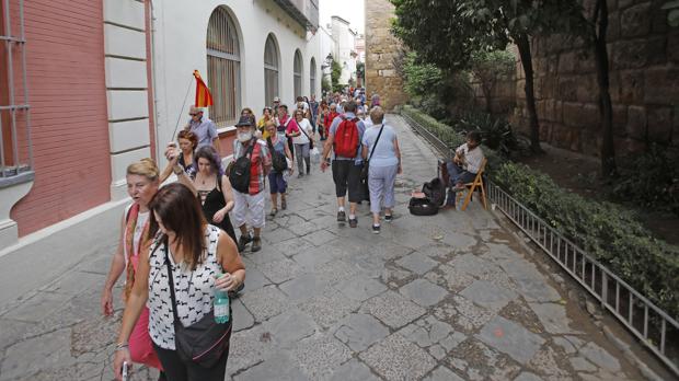 El Ayuntamiento inicia la campaña para proteger el barrio de Santa Cruz de los excesos del turismo