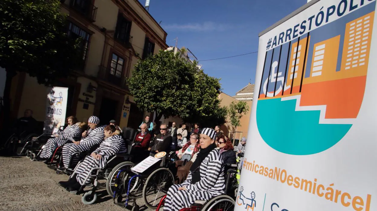 Personas con discapacidad física denunciando ayer las barreras arquitectónicas que hay en sus casas