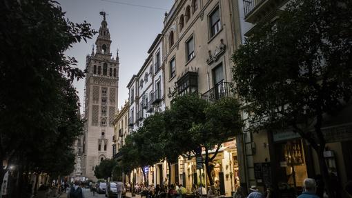 Giralda de Sevilla vista desde la Calle Mateos Cago