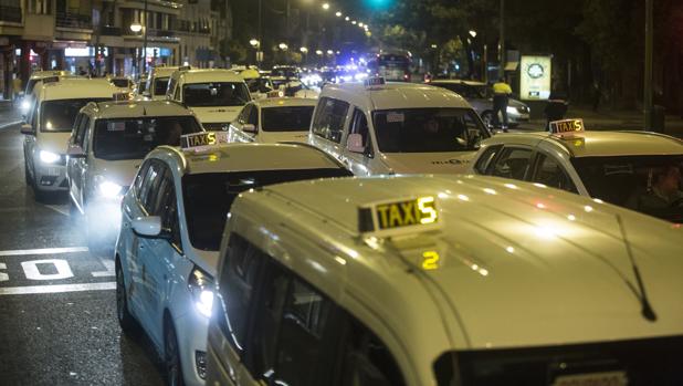 El Ayuntamiento de Sevilla y la Junta de Andalucía negociarán con los taxistas