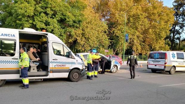 Heridos dos ocupantes de una ambulancia en un colisión en el Paseo de las Delicias de Sevilla