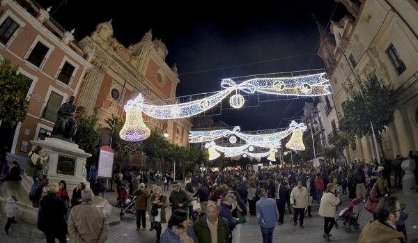 Sevilla celebra su primera gran bulla prenavideña con el alumbrado más temprano y ajena a las elecciones