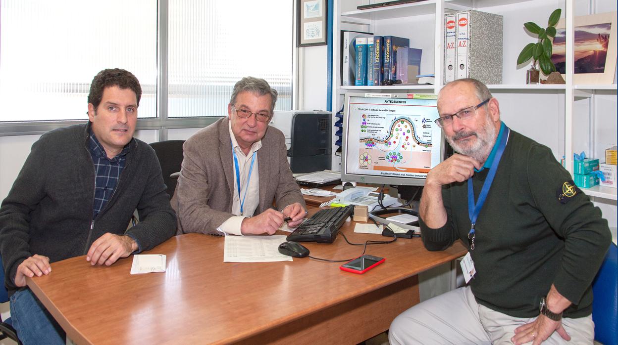 Doctores que participan en la investigación: Ezequiel Ruiz Mateos, Luis López Cortés y Pompeyo Viciana, de izquierda a derecha