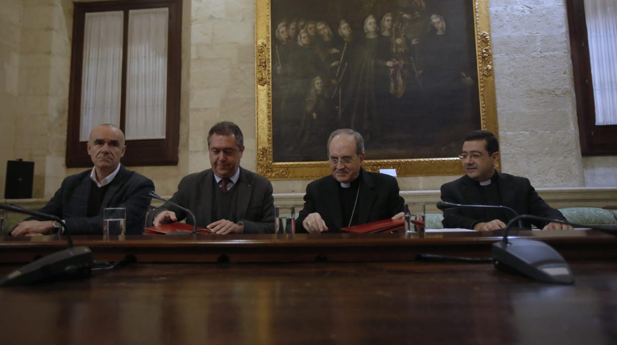 Antonio Muñoz, Juan Espadas, monseñor Asenjo e Isacio Siguero en el acto de la firma