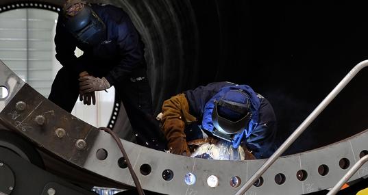 Operarios en la nave de GRI, en Sevilla