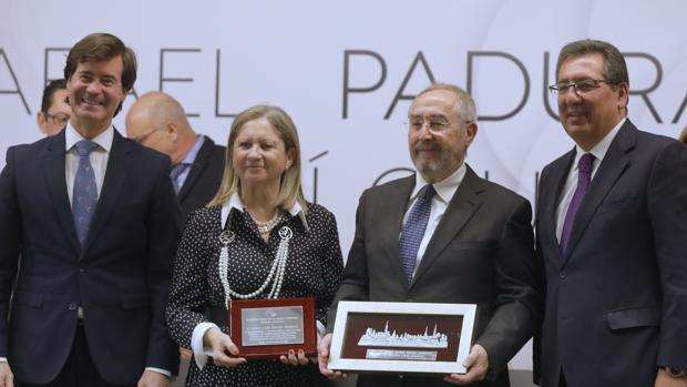 La CES entrega el XII Premio Rafael Padura a Antonio López Balbuena, presidente de APES