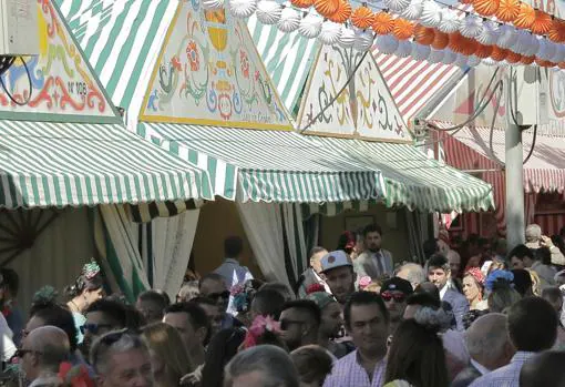 La Feria de Abril de Sevilla cuenta con casetas pivadas y de acceso público