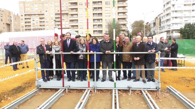 Pistoletazo de salida a la Feria de Abril de Sevilla 2019 con la colocación del primer tubo de la portada