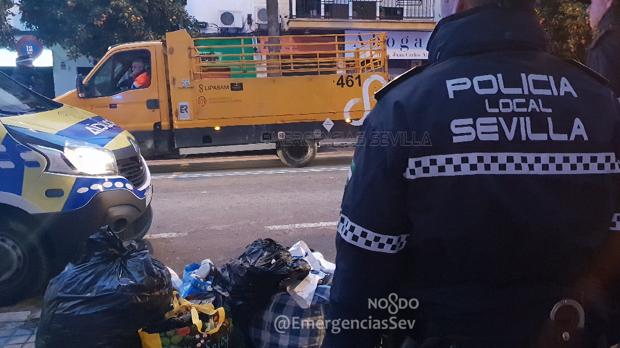 Redada de la Policía Local contra la venta ambulante en la Carretera de Su Eminencia de Sevilla