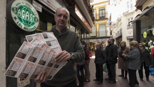 El lotero muestra los décimos