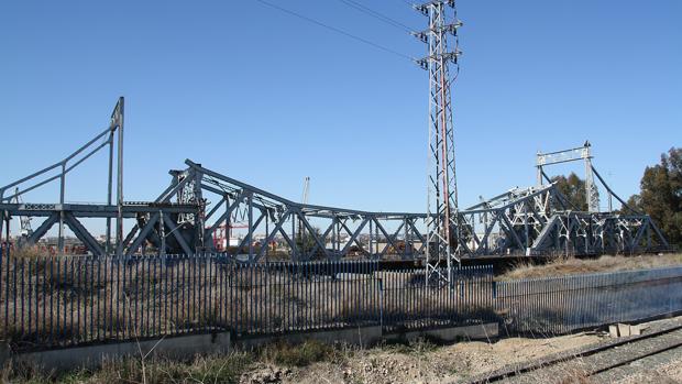 El Defensor del Pueblo Andaluz reclama protección para el puente de hierro de Sevilla