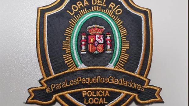 Escudos de la Policía Local alternativos y solidarios con «los pequeños gladiadores»