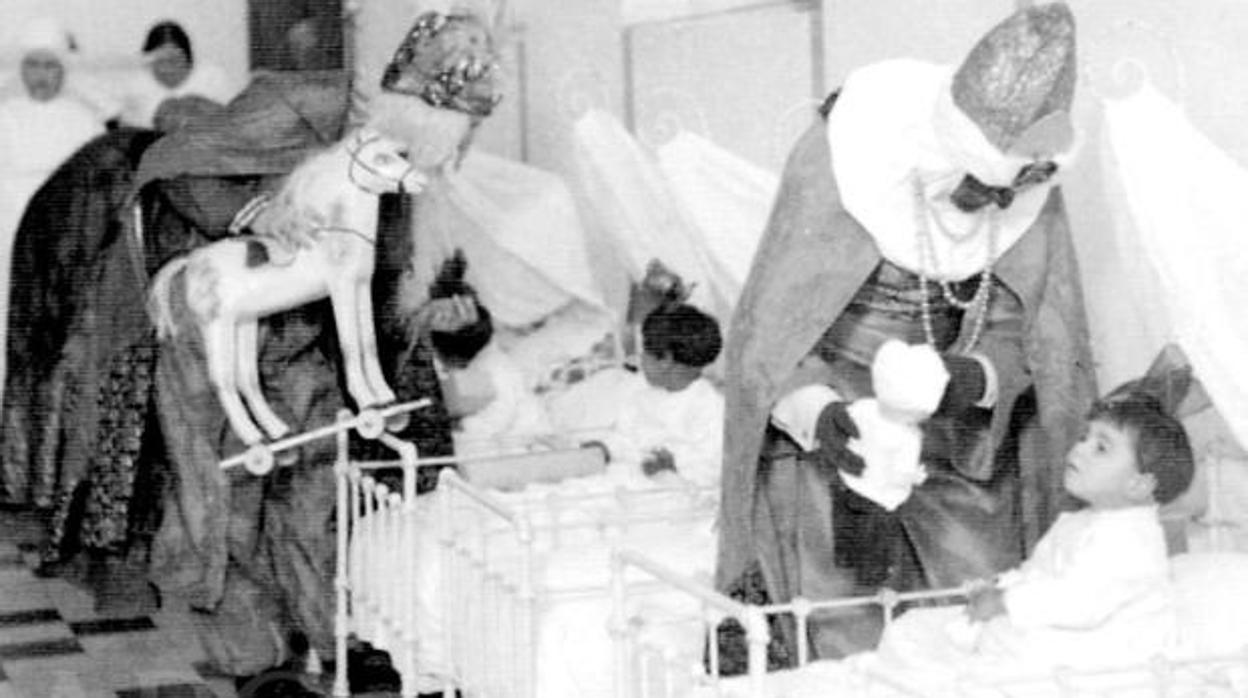 Los Reyes Magos reparten juguetes entre los niños ingresados en un hospital