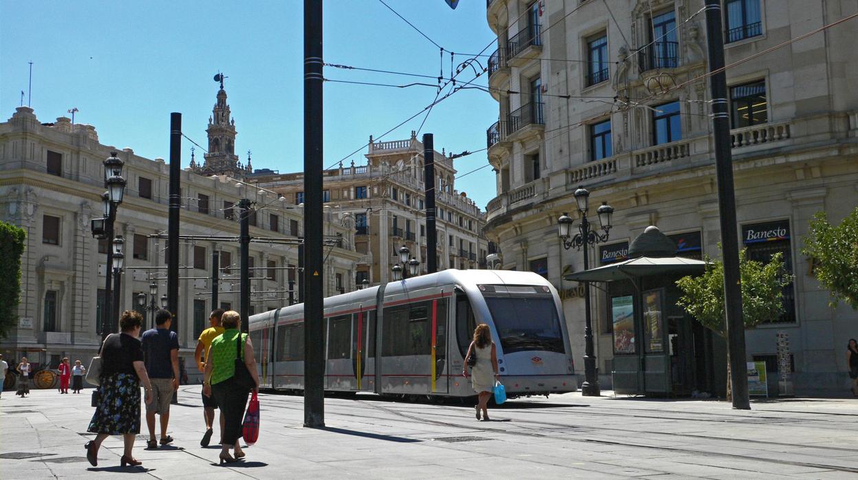 Tranvía, a su paso por la avenida de la Constitución y la Plaza Nueva