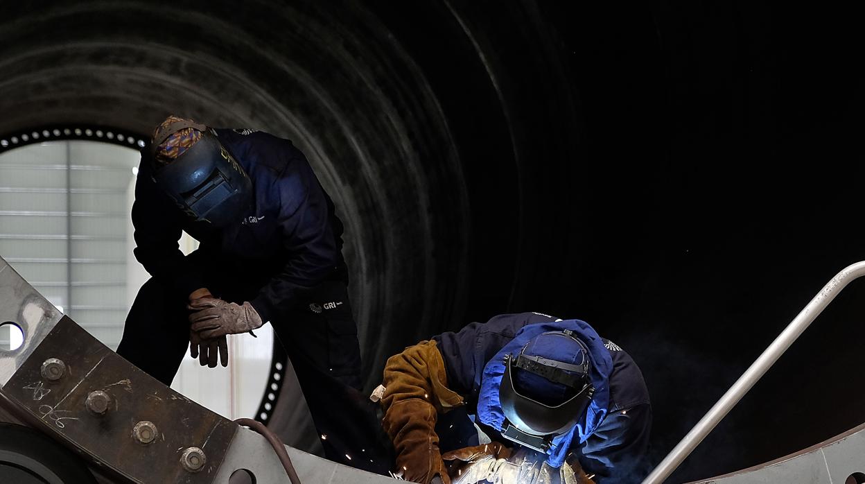 Dos operarios durante un trabajo de soldadura