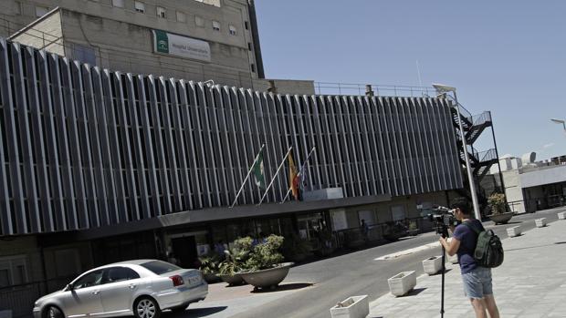 Un paciente del hospital de Valme arranca la pata metálica de una mesa para atacar al personal que lo atiende
