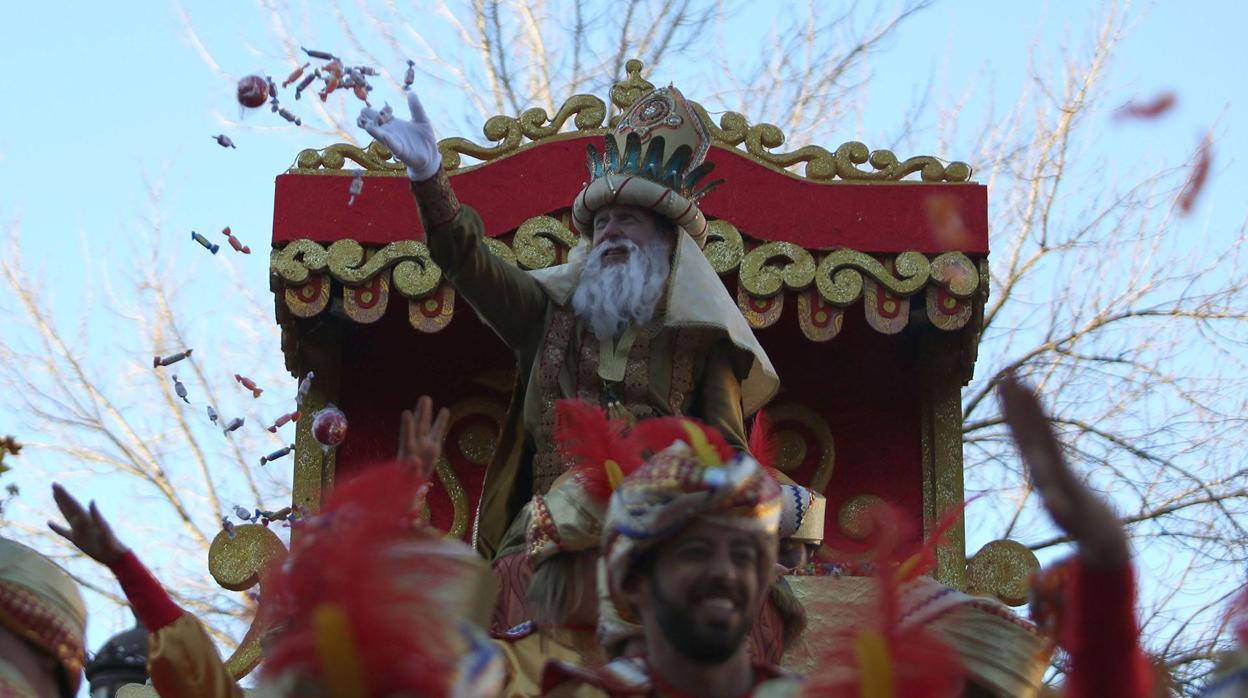 Melchor reparte caramelos al inicio de la tarde en la Cabalgata de Sevilla