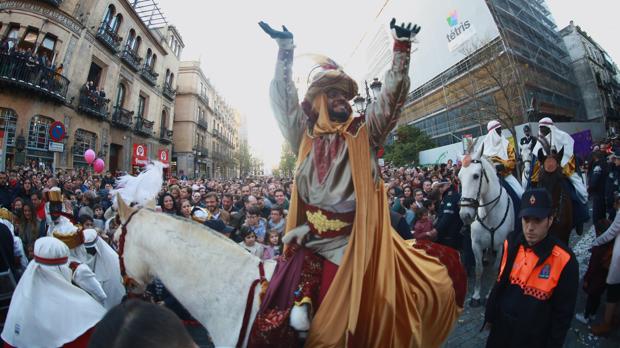 Más de 180.000 personas reciben al Heraldo por las calles del Centro de Sevilla