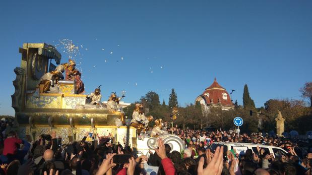 Sus Majestades de Oriente traen a Sevilla una lluvia de sol y caramelos