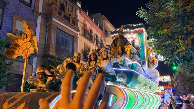 En vídeo: Los Reyes Magos llegan a Triana bajo un castillo de fuegos artificiales