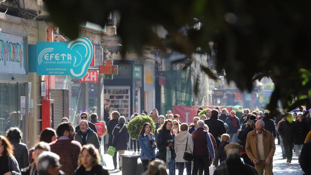 Gran animación en el Centro de Sevilla en el inicio de las rebajas de enero