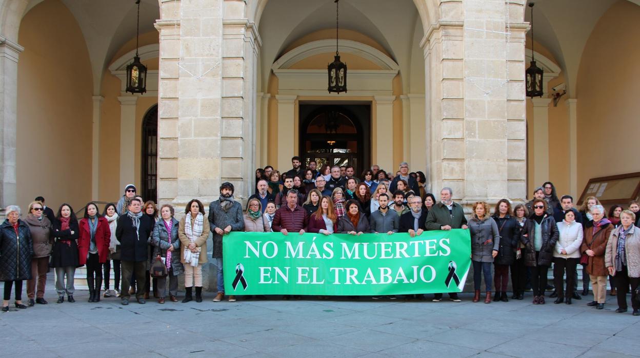 En la concentración en la puerta del Ayuntamiento de Sevilla se ha guardado un minuto de silencio