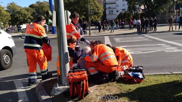 Un anciano sufre lesiones graves en un pie tras resultar atropellado en la Ronda del Tamarguillo en Sevilla