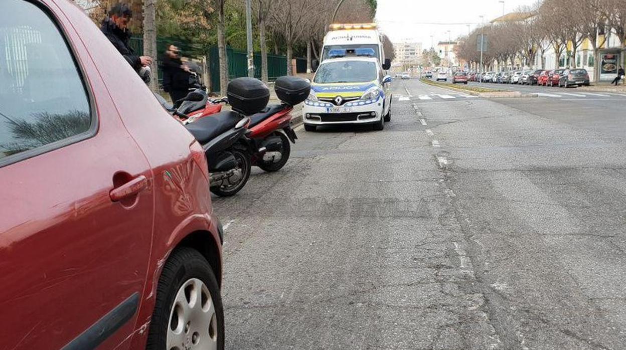 El motorista herido ha tenido que ser trasladado al Virgen del Rocío