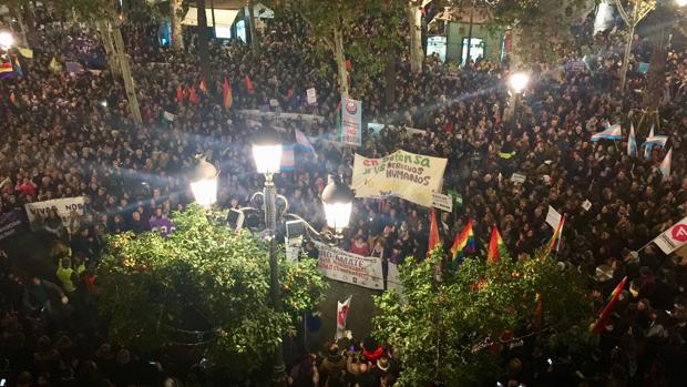 «Ni un paso atrás en igualdad», el grito de los colectivos feministas, que reúnen en Sevilla a 4.000 personas