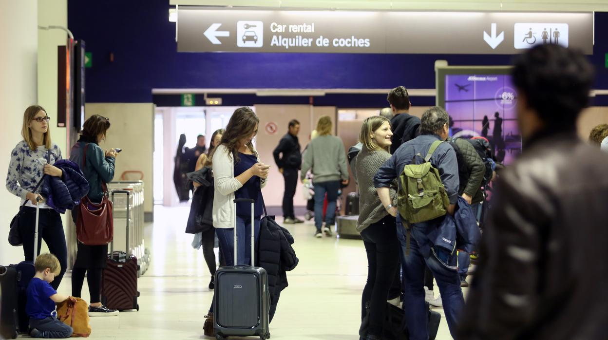 Pasajeros en la terminal del aeropuerto de Sevilla