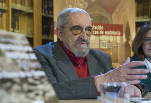 Julio Martínez Velasco, en la presentación de uno de sus libros