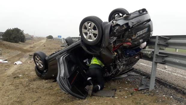 Cuatro heridos en un aparatoso accidente en la autovía Ruta de la Plata, en Sevilla